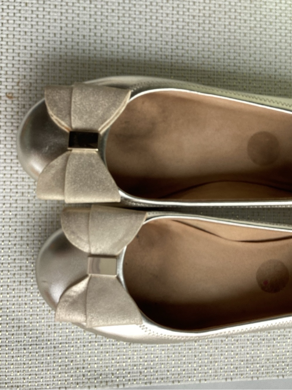Gold Metallic Bow Accent Flat Shoe size 9.